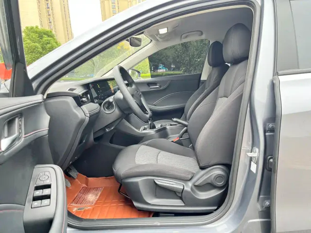 Roewe i5 — Фото автомобиля 10