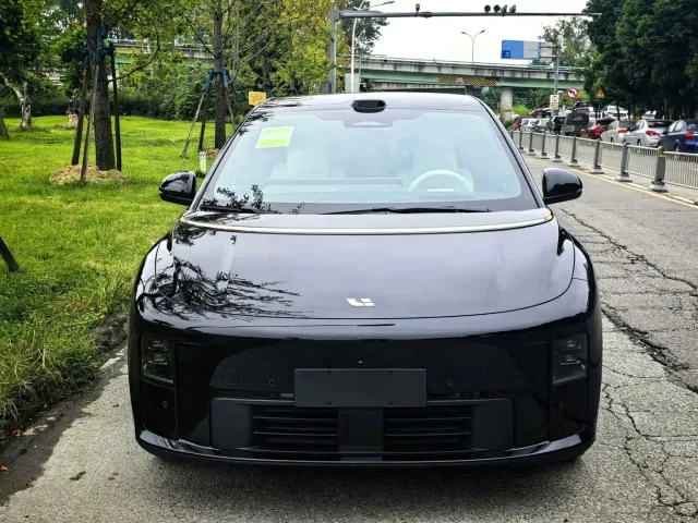 Li Auto i6 — Фото автомобиля 2