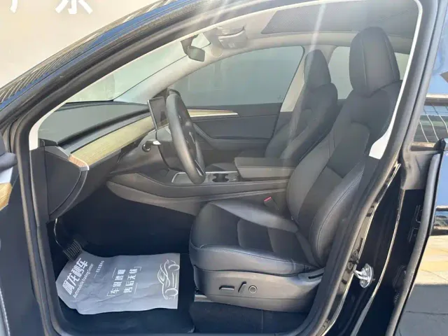 Tesla Model Y — Фото автомобиля 11