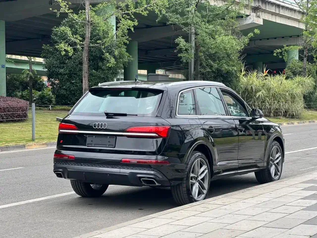 Audi Q7 — Фото автомобиля 11