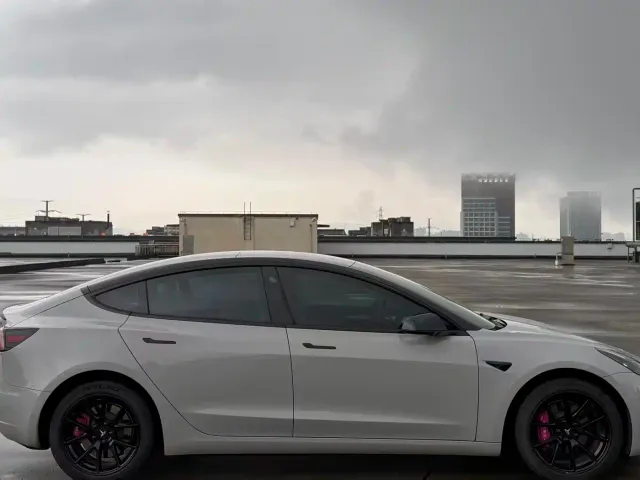 Tesla Model 3 — Фото автомобиля 5