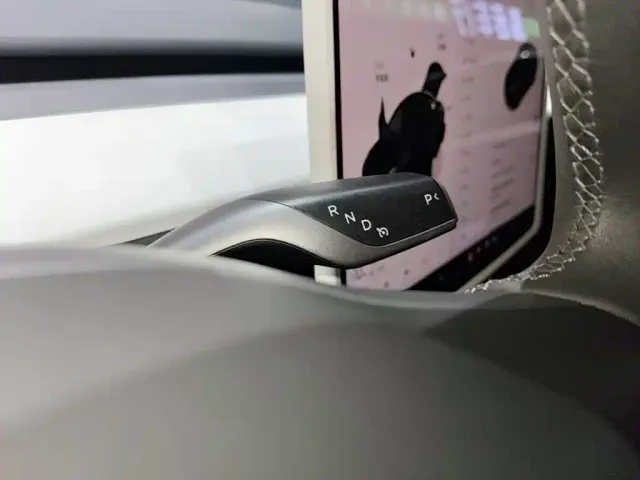 Tesla Model Y — Фото автомобиля 13