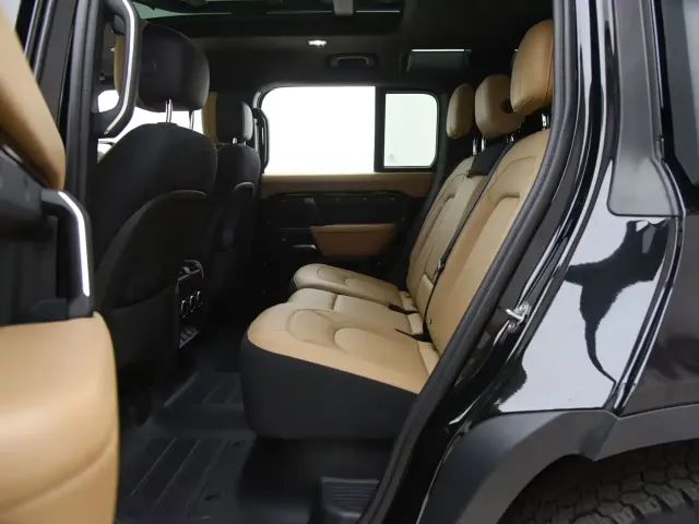 Land Rover Defender — Фото автомобиля 12