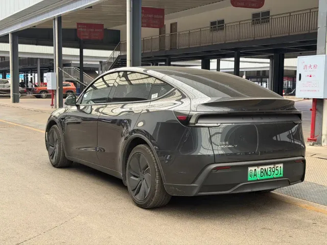 Tesla Model Y — Фото автомобиля 12