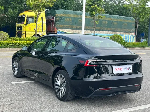 Tesla Model 3 — Фото автомобиля 7