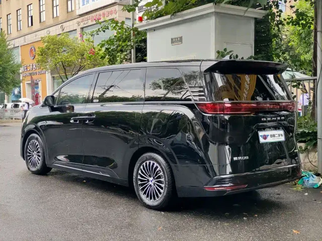 Denza D9 — Фото автомобиля 4
