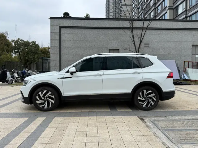 Volkswagen Tiguan L — Фото автомобиля 11