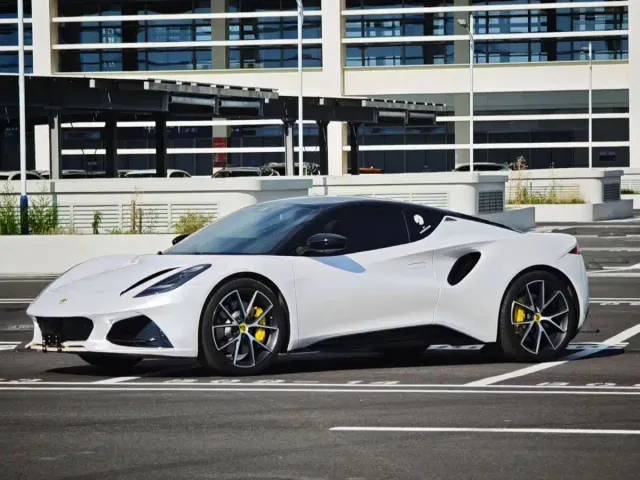 Lotus Emira — Фото автомобиля 14