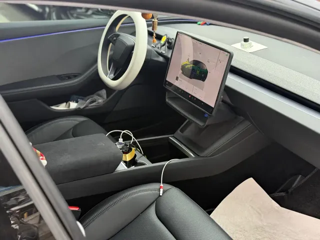 Tesla Model 3 — Фото автомобиля 16