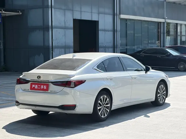 Lexus ES — Фото автомобиля 9