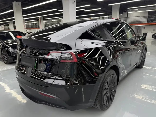 Tesla Model Y — Фото автомобиля 23