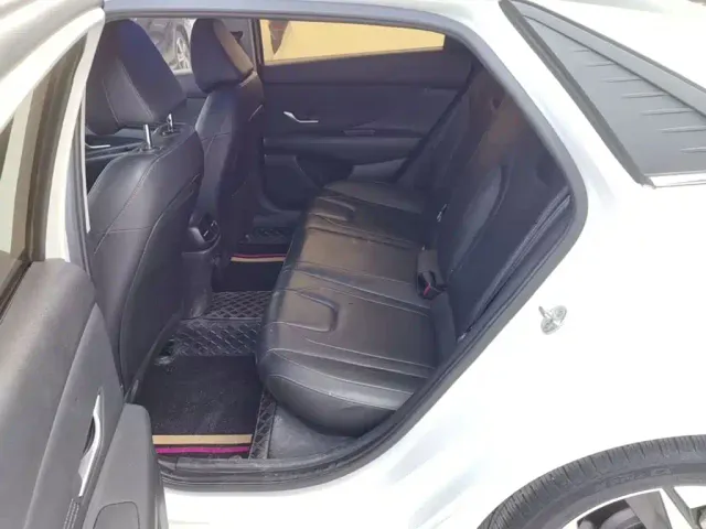 Hyundai Elantra — Фото автомобиля 16