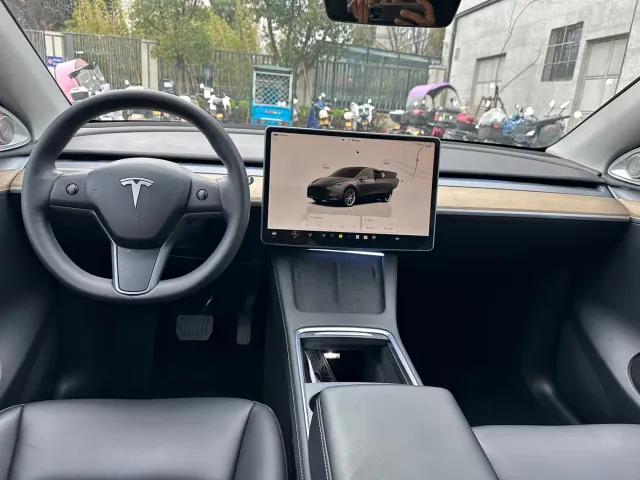 Tesla Model Y — Фото автомобиля 6
