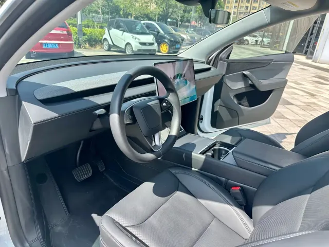 Tesla Model Y — Фото автомобиля 20