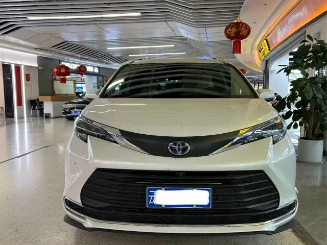 Toyota Sienna — Фото автомобиля 2