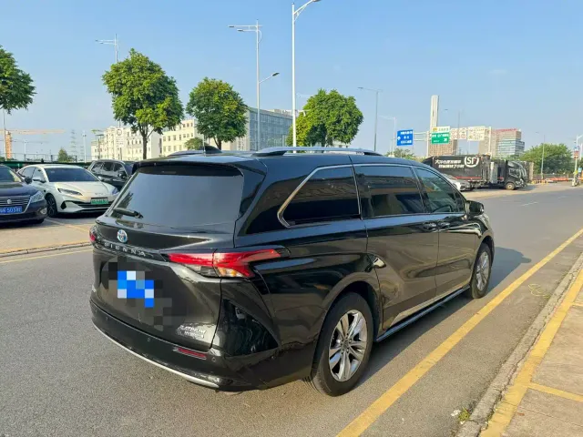 Toyota Sienna — Фото автомобиля 2