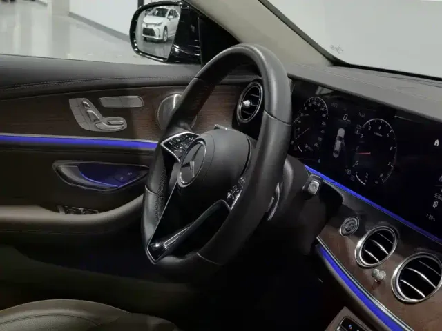 Mercedes-Benz E-Class — Фото автомобиля 22