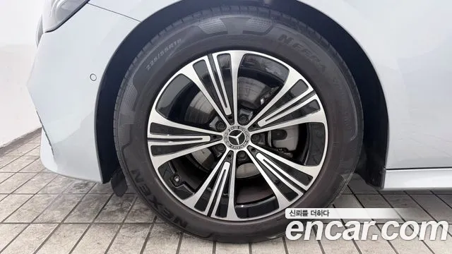 Mercedes-Benz E-Class — Фото автомобиля 5