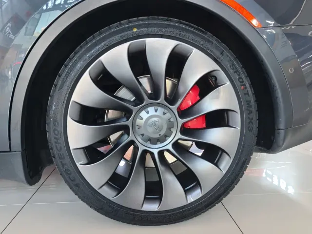 Tesla Model Y — Фото автомобиля 6