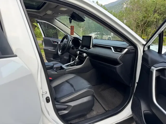 Toyota RAV4 — Фото автомобиля 7