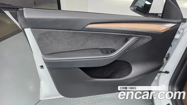 Tesla Model Y — Фото автомобиля 24