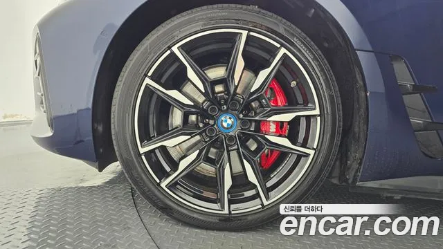 BMW i4 — Фото автомобиля 5