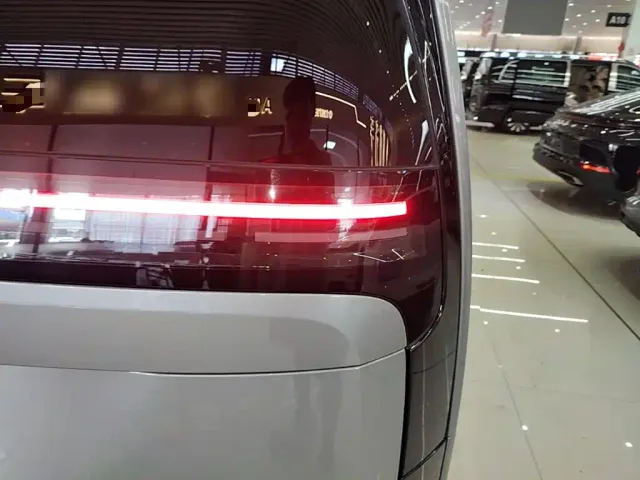 Li Auto MEGA — Фото автомобиля 7