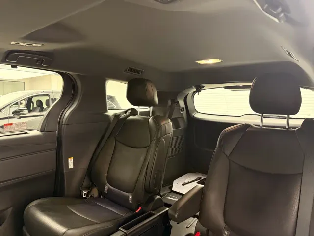 Toyota Sienna — Фото автомобиля 11