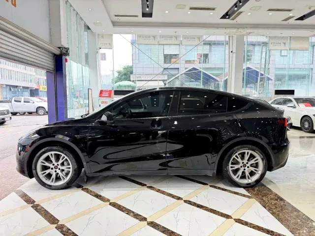 Tesla Model Y — Фото автомобиля 14