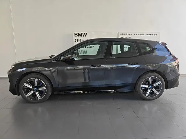 BMW iX — Фото автомобиля 3