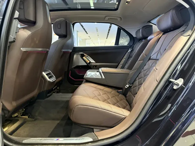 BMW 7 Series — Фото автомобиля 12
