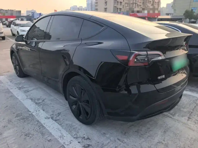 Tesla Model Y — Фото автомобиля 4