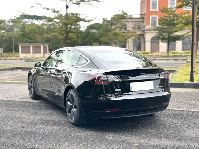 Tesla Model 3 — Фото автомобиля 9