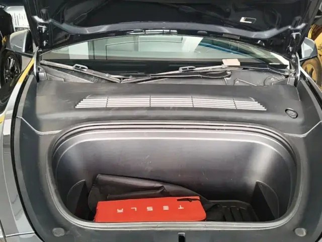 Tesla Model Y — Фото автомобиля 19