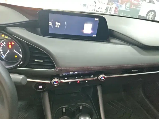 Mazda Axela — Фото автомобиля 12