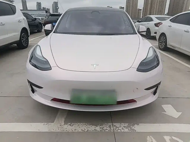 Tesla Model 3 — Фото автомобиля 2