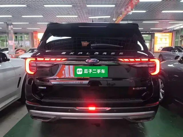 Ford Explorer — Фото автомобиля 5