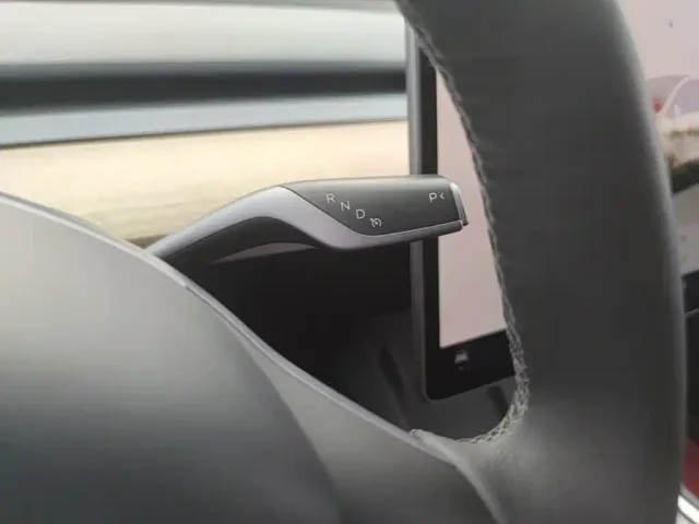 Tesla Model Y — Фото автомобиля 13