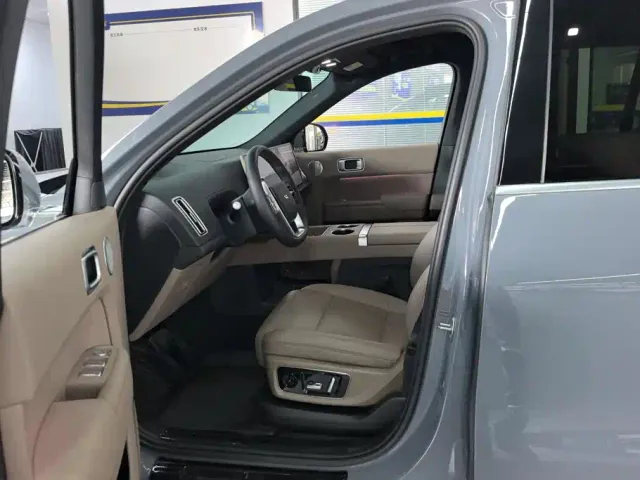 Li Auto L8 — Фото автомобиля 9