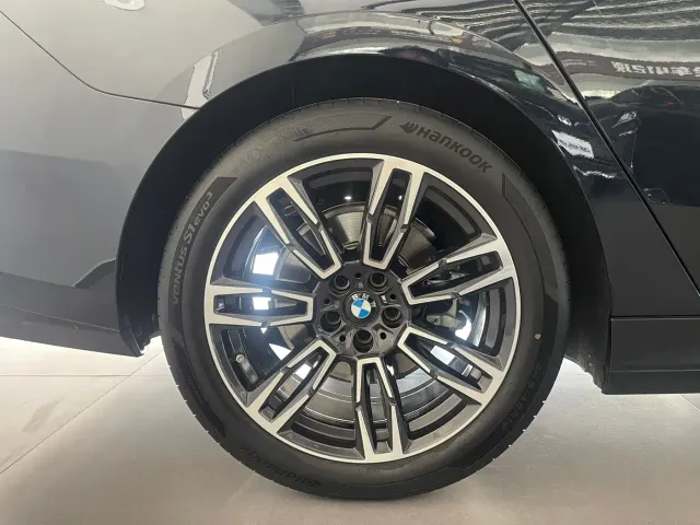 BMW 5 Series — Фото автомобиля 9