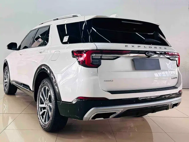 Ford Explorer — Фото автомобиля 8