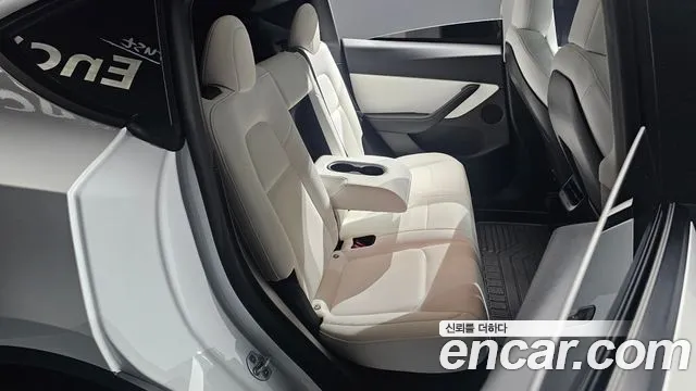 Tesla Model Y — Фото автомобиля 12