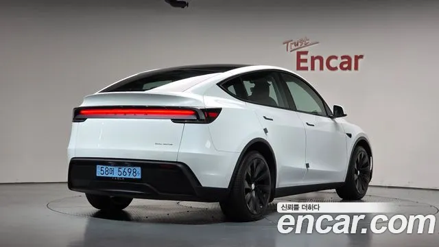 Tesla Model Y — Фото автомобиля 2