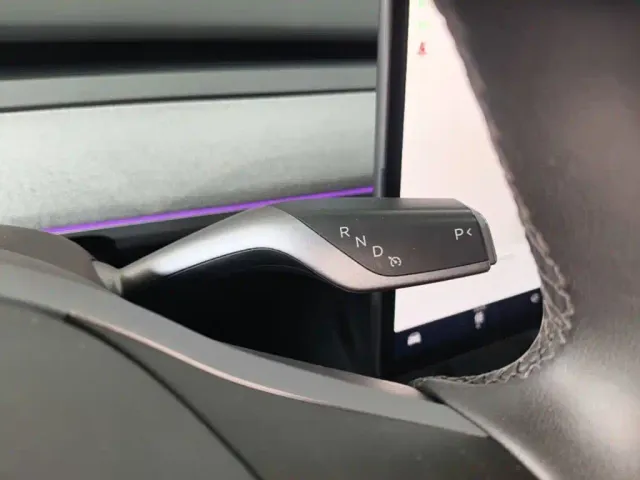 Tesla Model Y — Фото автомобиля 13
