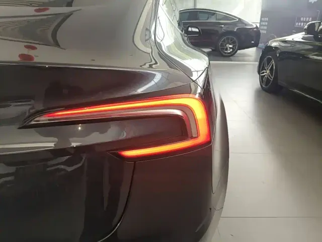 Tesla Model 3 — Фото автомобиля 7