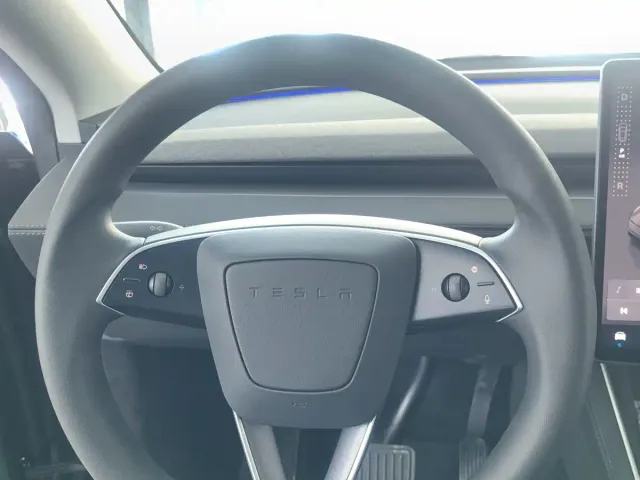 Tesla Model Y — Фото автомобиля 18