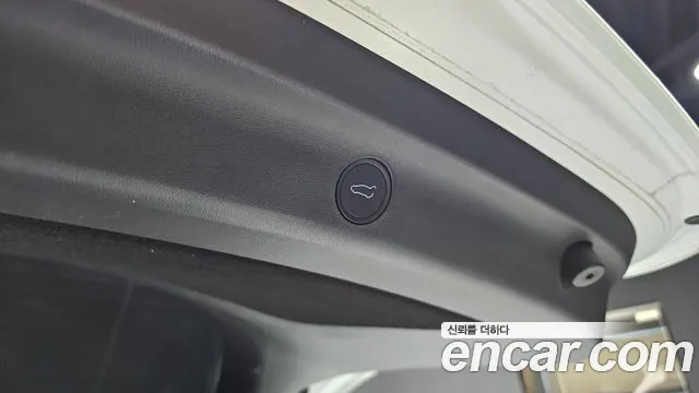 Tesla Model Y — Фото автомобиля 16