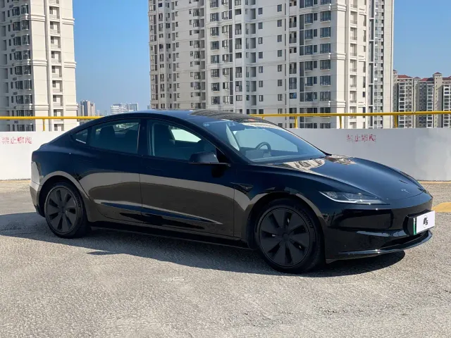 Tesla Model 3 — Фото автомобиля 3