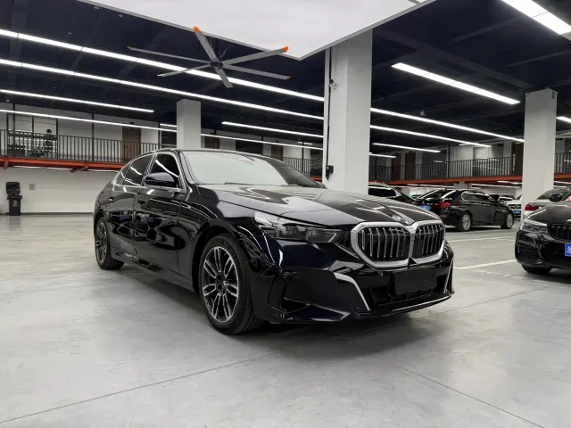 BMW 5 Series — Фото автомобиля 3