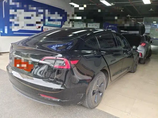 Tesla Model 3 — Фото автомобиля 4